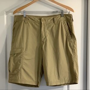 Men’s Columbia tan light weight cargo shorts 34